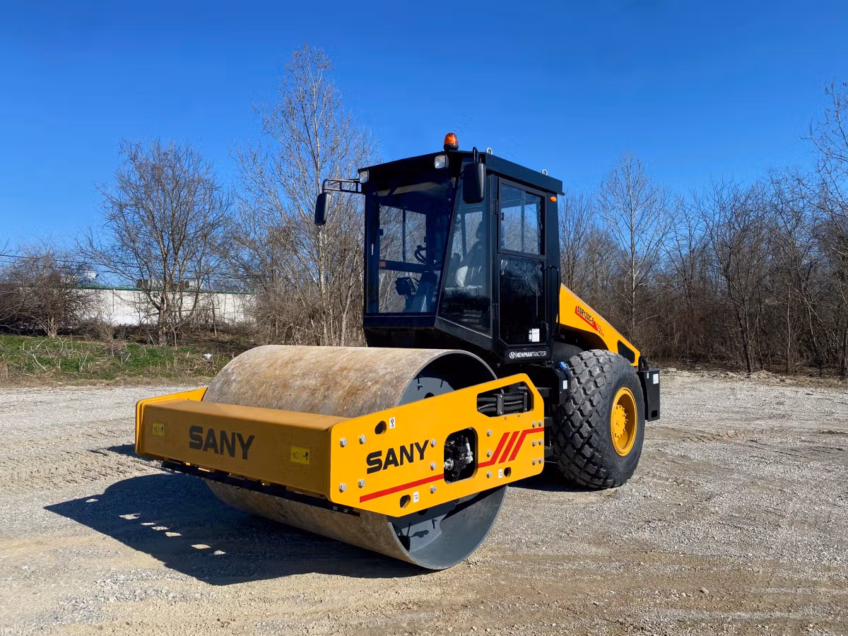 Road roller achieving final surface compaction